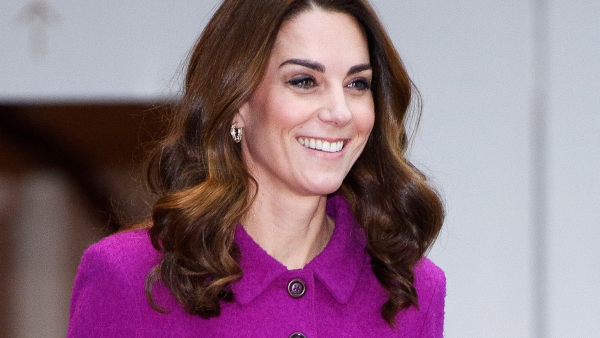Księżna Kate w fioletowym komplecie. Inspirowała się ostatnią stylizacją Meghan?
