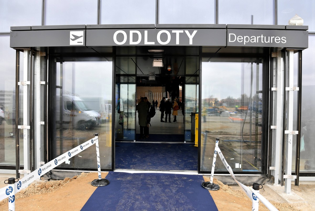 Nowo wybudowany terminal lotniska w Radomiu. Na terenie budowy zaprezentowano postępy prac inwestycyjnych.