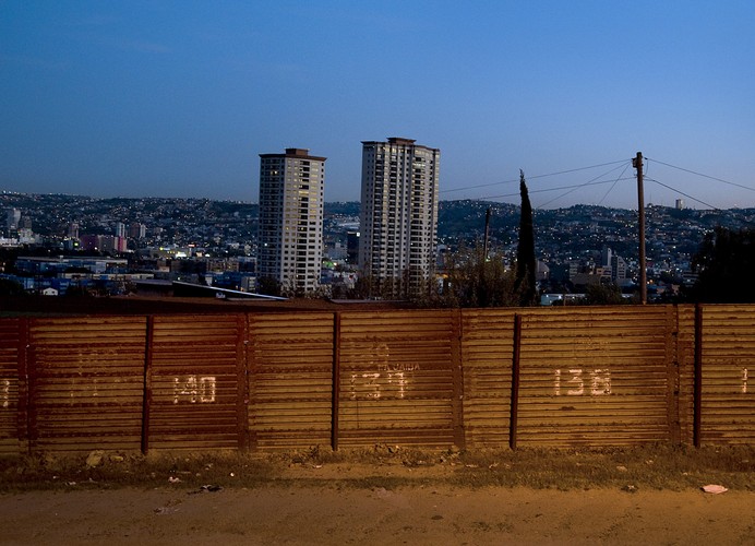 Mur przebiega zarówno przez obszary miejskie, jak i tereny niezamieszkane. Bariery wzniesiono w miejscach, które w przeszłości odznaczały się największym natężeniem nielegalnej imigracji i przerzutu narkotyków.