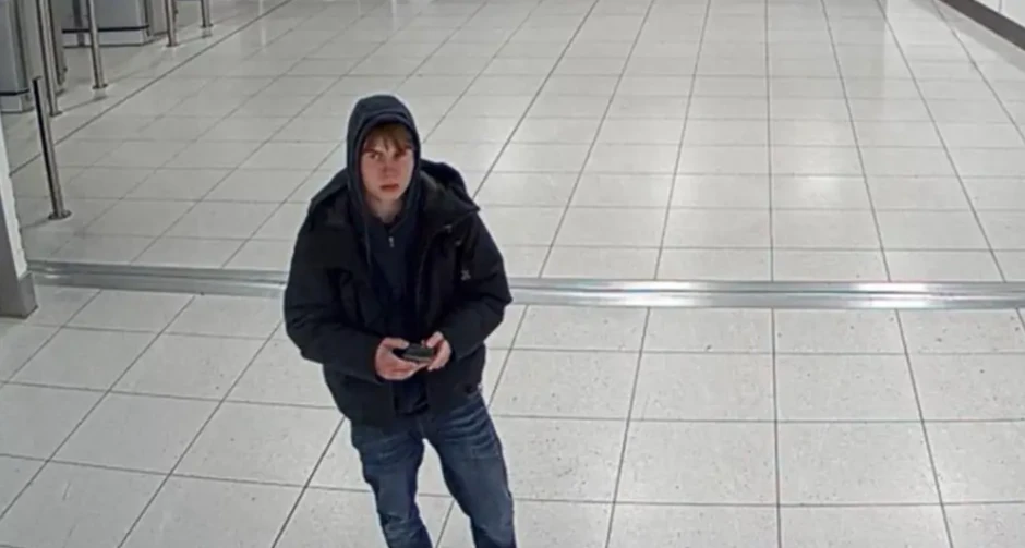 Johanes Natland na mančesterskom aerodromu nakon što mu je dozvoljen ulazak uprkos sumnjičavosti graničara | Foto: Counter Terrorism Policing