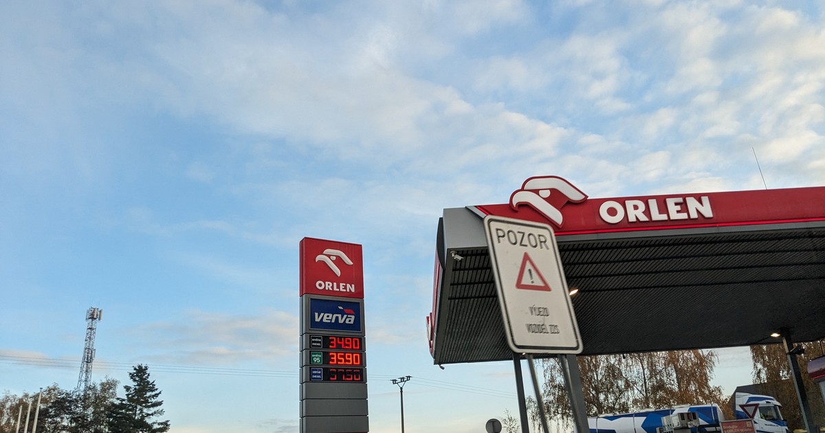 Tankujemy za mniej, ale nasze nasze paliwa do tanich nie należą [MAPY]