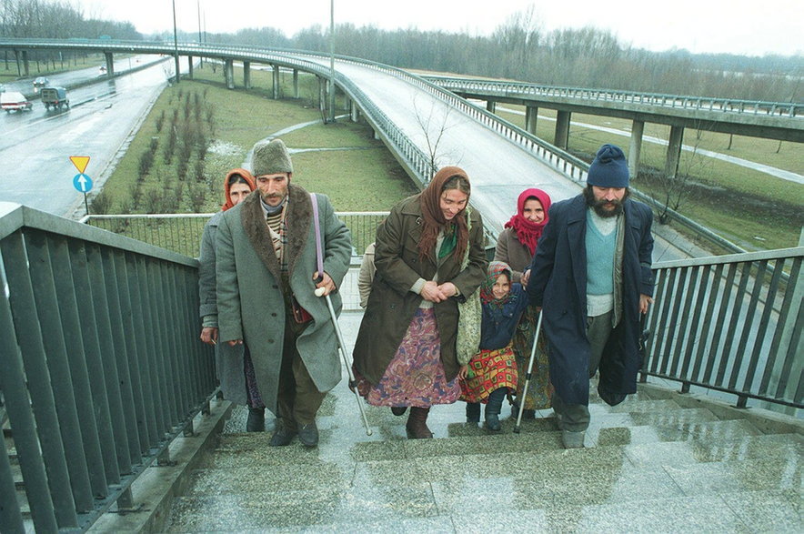 Romowie żyją w koczowisku pod mostem Grota. Zdjęcie z 1994 r.