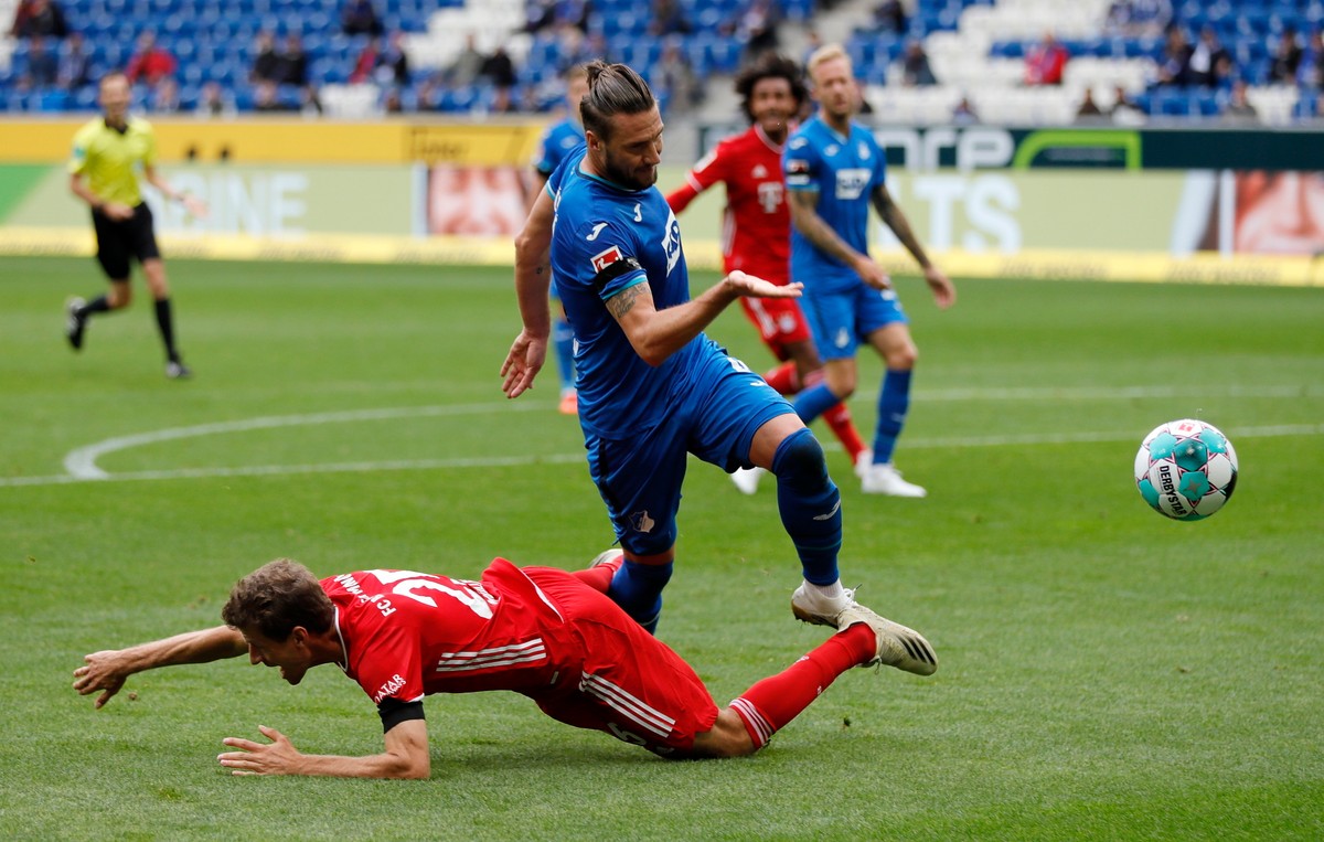 Ermin Bicakcic i Thomas Mueller