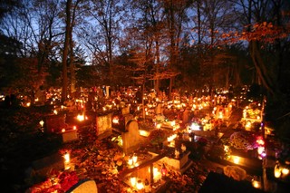 Większa popularność pochówku w urnach. Ustawa o cmentarzach nie nadąża za rzeczywistością