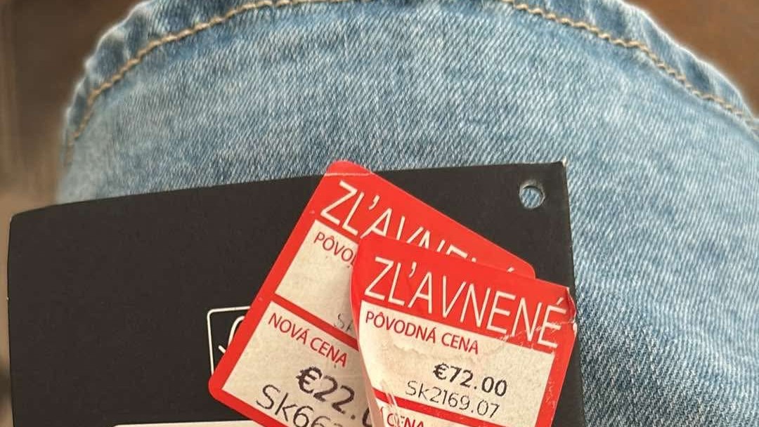 Čitateľke udreli do očí viaceré nálepky označujúce zľavu.