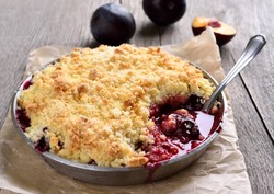 Obłędnie pyszne śliwki pod kruszonką. Ten deser skradnie wasze serca