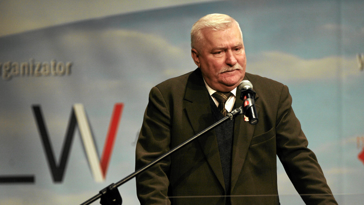 Lech Wałęsa powiedział włoskiemu dziennikowi "La Repubblica", że zasługi Jana Pawła II w przyczynieniu się do upadku komunizmu w Polsce są bardzo duże, ale - jego zdaniem - nie należy z tym przesadzać.