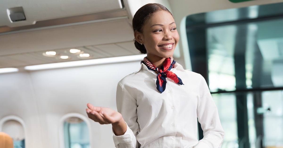 Miły gest, ale także ważny element procedury bezpieczeństwa. Dlaczego stewardessy witają nas na pokładzie samolotu?