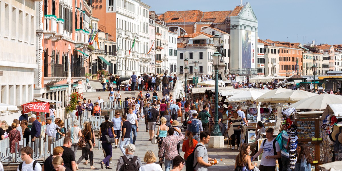 Wenecja latem 2016 roku. W mieście jest 47 tys. miejsc hotelowych. Mieszkańców - niewiele więcej