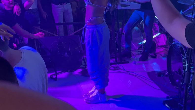 Sandra Afrika na nastupu u bikiniju i patikama