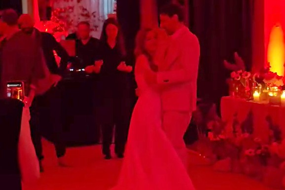 UDALA SE VODITELJKA RTS-A! Mlada blista u beloj venčanici, a evo ko joj je muž: Luka Raco snimio prvi ples, sve puca od romantike (Video)