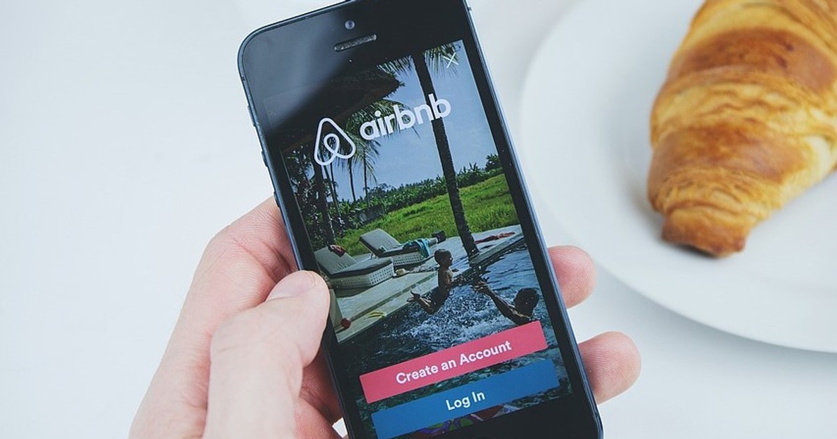 Több ponton megsértette a Airbnb-irányelveket az OnlyFans-modell, aki 101 férfival feküdt le egy nap alatt a kiadott ingatlanban