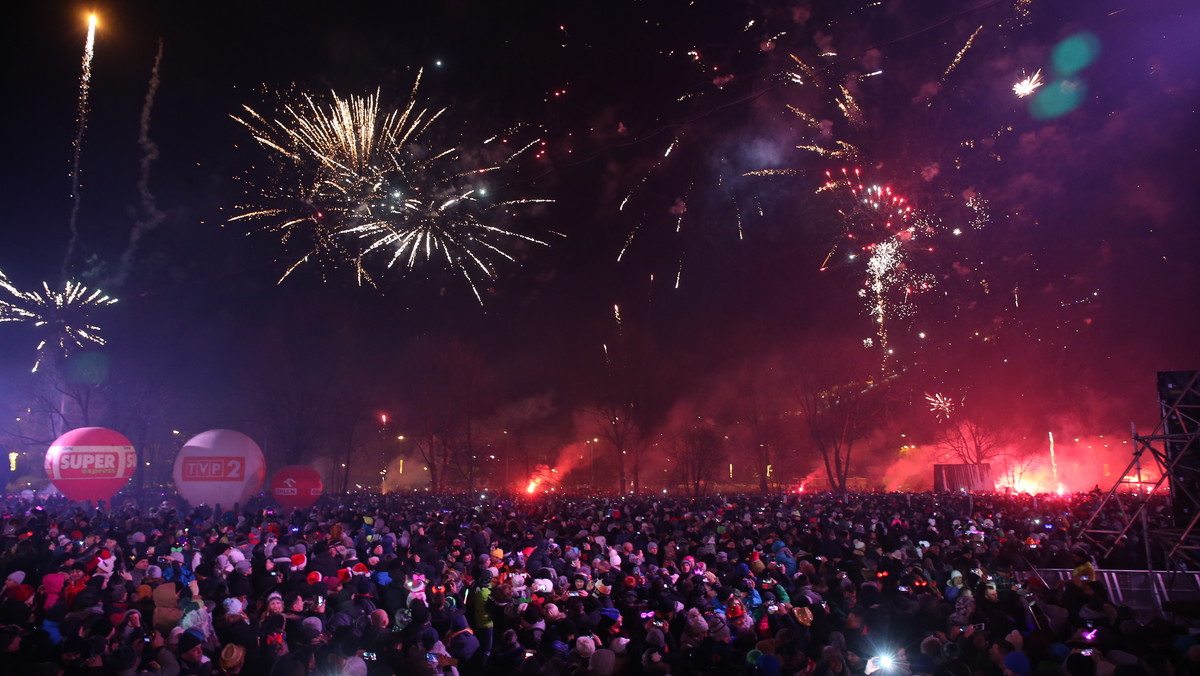 35 tys. osób witało nowy rok na zakopiańskiej Równi Krupowej, gdzie odbył się koncert sylwestrowy z telewizyjną Dwójką. Policja oceniła, że impreza przebiegła bardzo spokojnie, ale poza nią w Zakopanem odnotowano ponad sto interwencji.