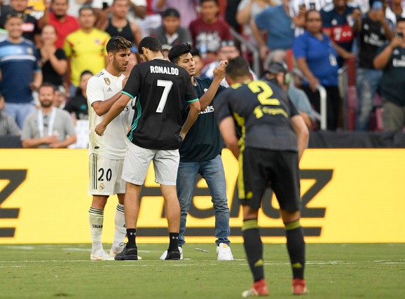 Navijači utrčali na teren i tražili da se Realom Marko Asensio potpiše na novi, Juventusov, dres Kristijana Ronalda