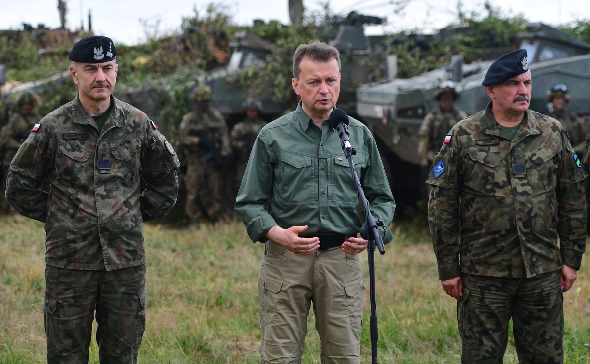 Minister obrony Mariusz Błaszczak (C), Dowódca Generalny Rodzajów Sił Zbrojnych gen. broni Jarosław Mika (P) i Szef Sztabu Generalnego Wojska Polskiego Rajmund Andrzejczak (L)