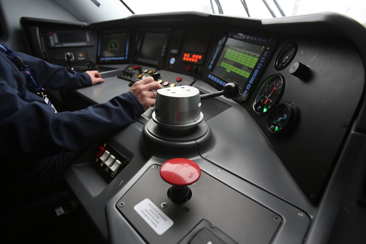 Przycisk hamowania awaryjnego w pociągu Pendolino, który wyjechał 5 bm. ze stacji Warszawa Wschodnia. Pociąg Express InterCity Premium z dziennikarzami i ekspertami spółek Grupy PKP przejedzie dzisiaj trasą Warszawa-Gdańsk-Warszawa.<br><br>(zuz) PAP/Leszek Szymański