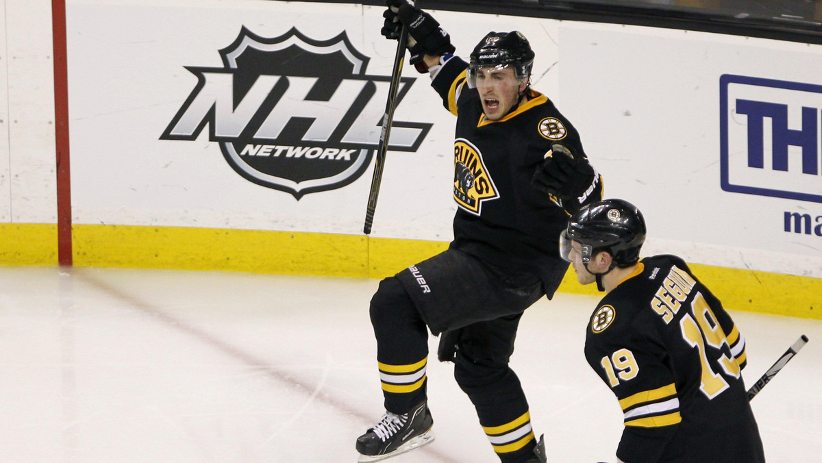 Boston Bruins cierpią na kompleks New York Rangers. Nowojorczycy piąty raz z rzędu pokonali hokeistów z Bostonu (4:3) i powiększyli swoją przewagę nad obrońcami tytułu do 12 punktów.