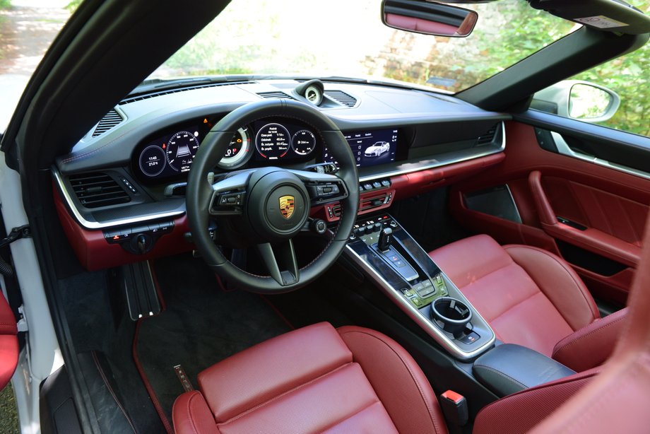 Porsche 911 Turbo S Cabriolet ma wnętrze wyposażone we wszystkie niezbędne dodatki: od dobrego sprzętu audio, przez dobrej klasy materiały wykończeniowe aż po skuteczną klimatyzację. Nawet, gdy otworzymy dach w upalny dzień.