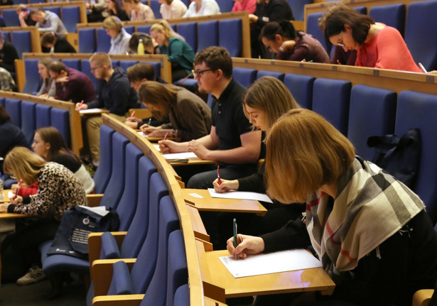 Gdzie najbardziej opłaca się pracować po studiach? Zaskakujący raport