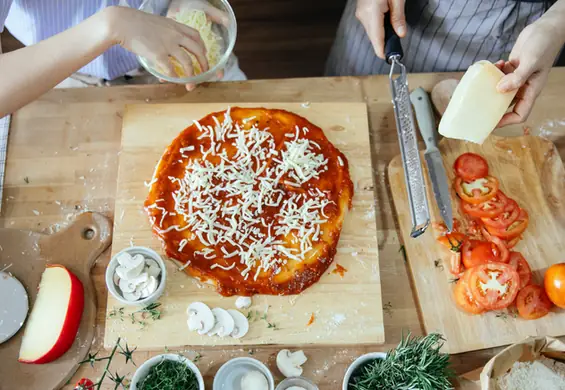 Domowa pizza na cienkim cieście. Bez wyrabiania i superchrupiąca!