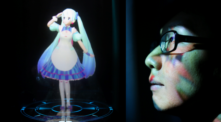 Akihiko Kondo és hologram felesége, Miku, négy éve él együtt