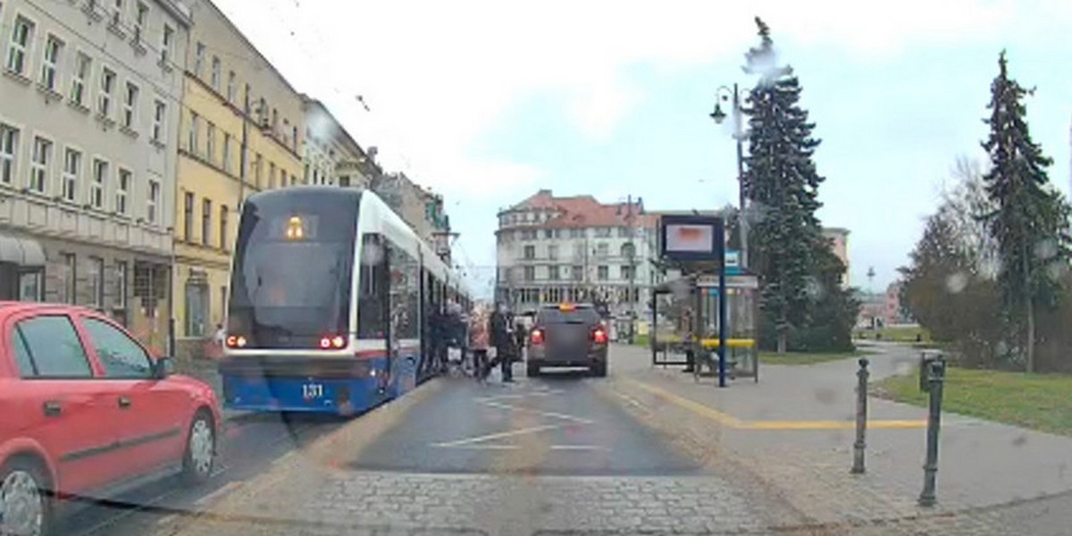 Bydgoszcz. Ledwo uniknął masowych potrąceń na przystanku tramwajowym.