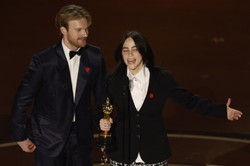 Oscary 2024. Gwiazdy noszą tajemnicze symbole. Co oznaczają czerwone przypinki?