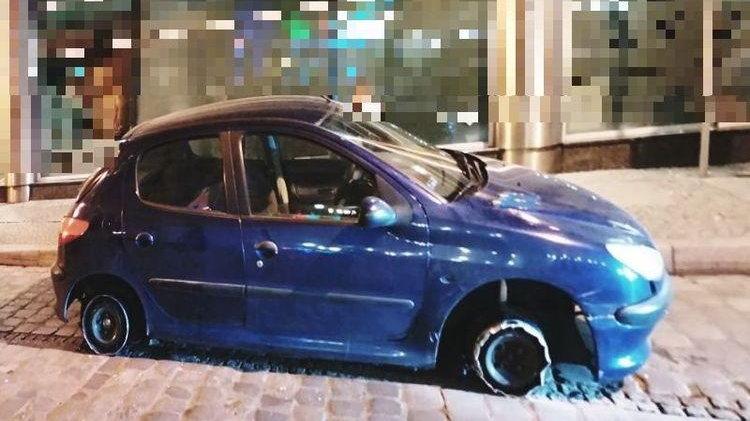 Pijany kierowca jechał przez centrum Wrocławia autem bez dwóch opon