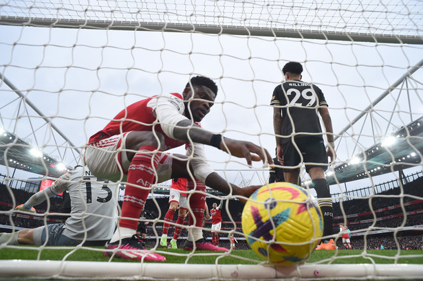 epa10503147 Arsenal's Thomas Partey retrieves the ball from the net after scoring their first goal during the English Premier League soccer match between Arsenal London and AFC Bournemouth in London, Britain, 04 March 2023. EPA/Daniel Hambury EDITORIAL USE ONLY. No use with unauthorized audio, video, data, fixture lists, club/league logos or 'live' services. Online in-match use limited to 120 images, no video emulation. No use in betting, games or single club/league/player publications Dostawca: PAP/EPA.
