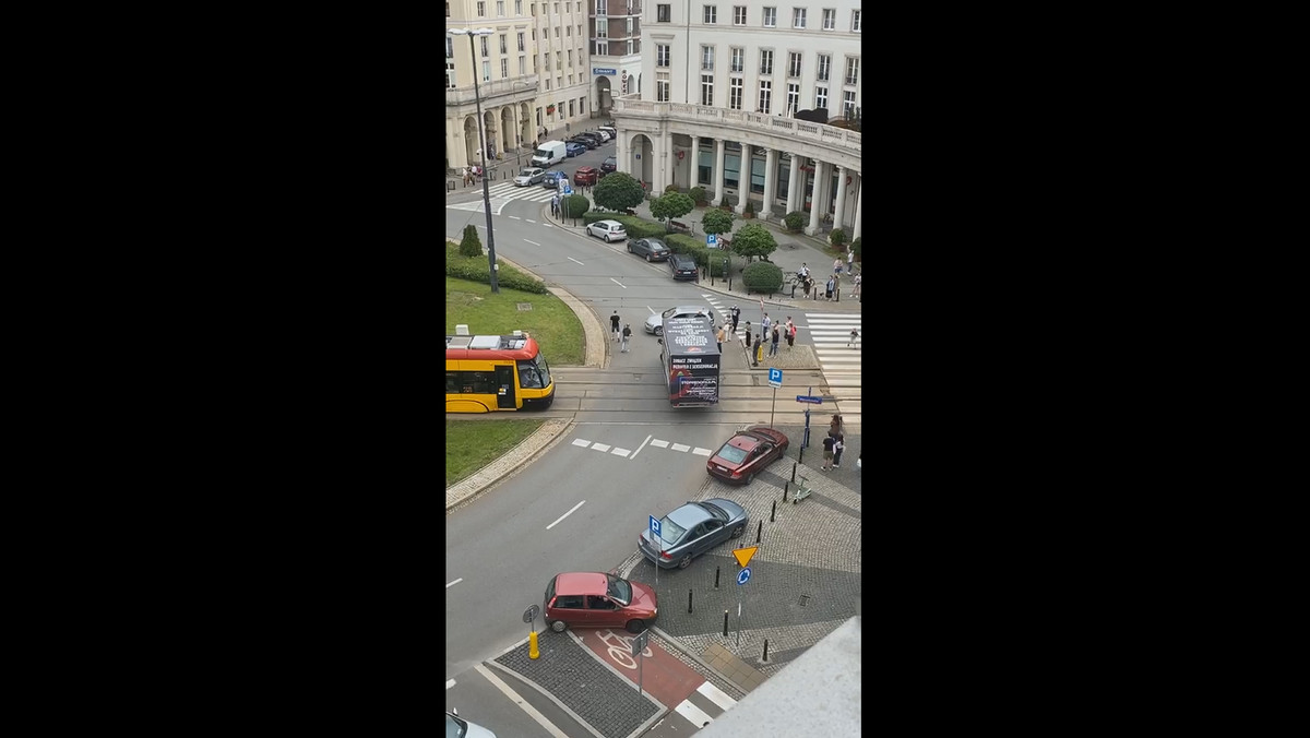 Na Placu Zbawiciela w Warszawie doszło do obywatelskiego zatrzymania ciężarówki, której plandeka zawierała hasła nawołujące do przeciwstawienia się "ideologii LGBT". "Obywatelskie zatrzymanie plandeki z hejtem" - komentowali ludzie pisząc o wydarzeniu w mediach społecznościowych. Furgonetka należy do fundacji "Pro - Prawo do Życia"