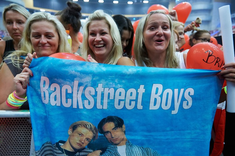 Fanki podczas koncertu amerykańskiego boysbandu Backstreet Boys