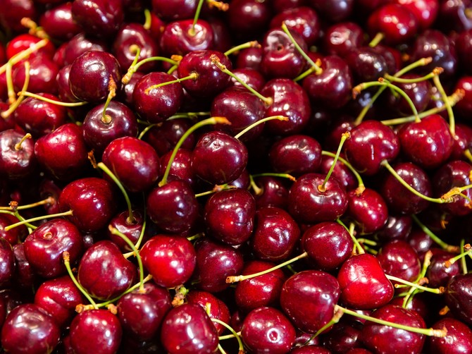 Ovako se na oko vidi da trešnje imaju crve, dve stvari su jasan znak