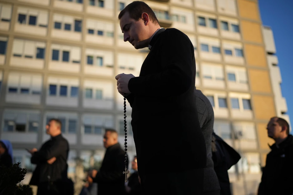 Sveštenici se mole za papu Franju u Rimu