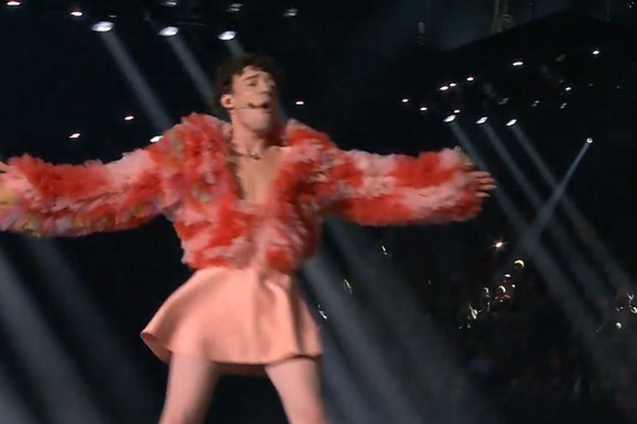 PREDSTAVNIK ŠVAJCARSKE NIJE NI MUŠKARAC NI ŽENA  Na sceni u kratkoj roze haljini, a zbog ovog je jedan od favorita na Evroviziji
