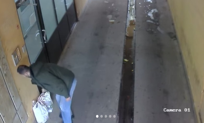 Baca smeće ispred ulaza u zgradu