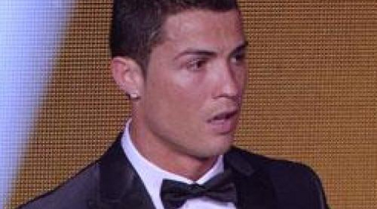 Őstehetség! Ronaldo fia lepipálja apját a homokban - Fotó!