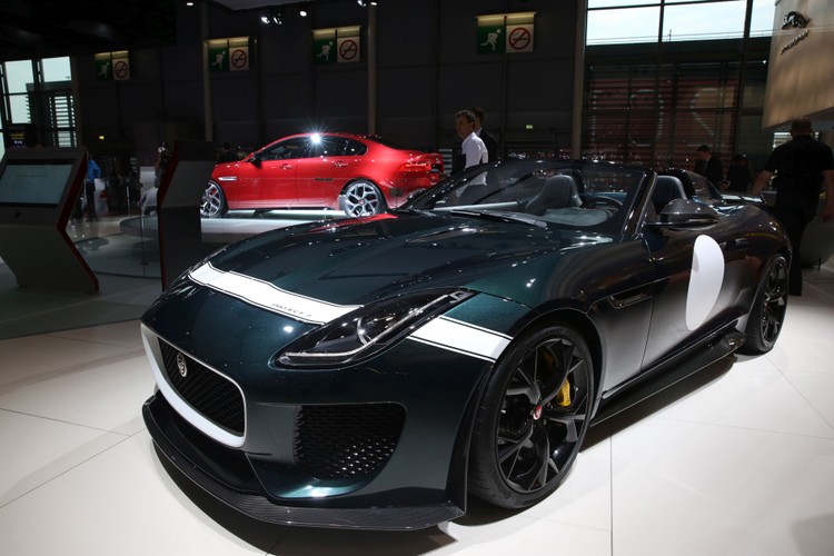 Jaguar Land Rover Plc pokazał najpotężniejszy model w historii marki F-Type Project 7. Auto wyposażone jest w ulepszony silnik benzynowy 5.0 V8 Supercharged o mocy 575KM oraz 680NM momentu obrotowego. Przy takich parametrach F-Type Project 7 osiąga 100km/h w 3,9 sek.  Prędkość Maksymalna to 300km/h.<br><br> fot. Balint Porneczi/Bloomberg.