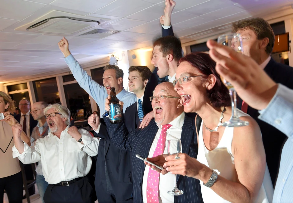 Slavlje u taboru Bregzitovaca nakon objavljivanja rezultata referenduma