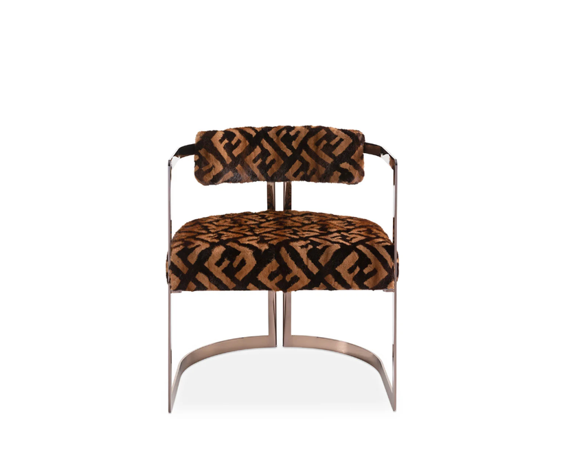 Markanter Fendi-Casa-Stuhl designed von Brigitte. Preis auf Anfrage, verfügbar via Maison Lamassu.