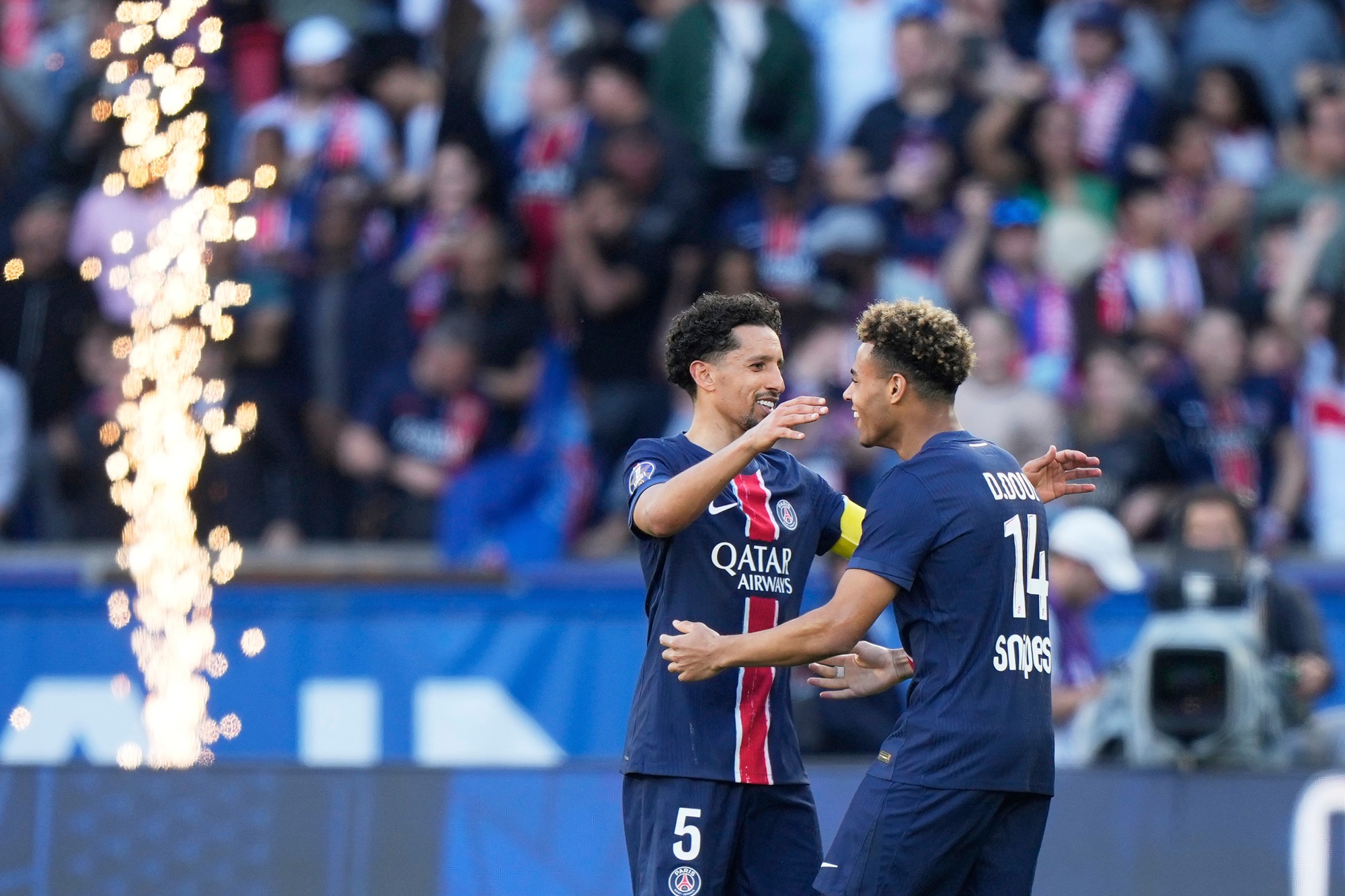 Futbalisti PSG oslavujú zisk majstrovského titulu v Ligue 1.