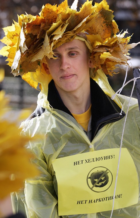 Młody Rosjanin demonstruje przeciwko obchodom Halloween w Rosji. Na plakacie widnieje napis "Nie dla Halloween – nie dla narkotyków", centrum Moskwy, 28 października 2006 r.