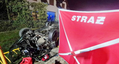 Koszmarny wypadek. Volkswagen zmiażdżony. Pasażer zginął na miejscu, 22-letni kierowca walczy o życie  