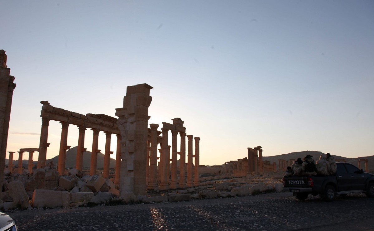 Syryjskie wojsko w ruinach zabytkowej części Palmiry