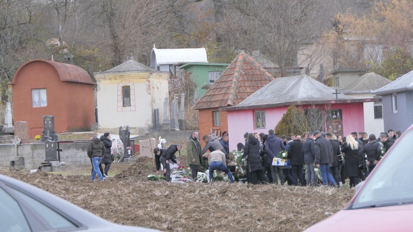 Stotine ljudi se okupilo na groblju 