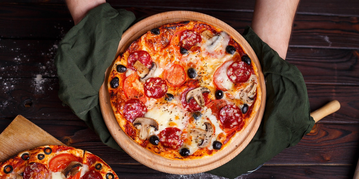 Przygotuj idealnie wypieczoną włoską pizzę. Zobacz małe piece elektryczne