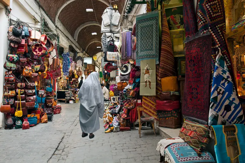 Souk czyli targ to obowiązkowy punkt do odwiedzenia w Tunezji, fot. Getty Images