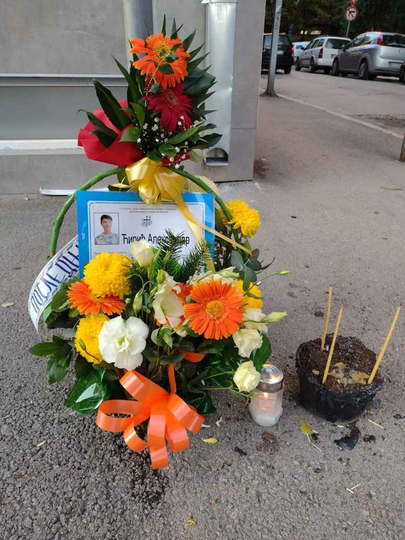 Cveće u čast Aleksandra Ć. 