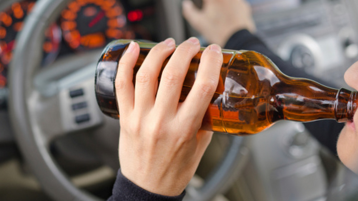 Ok. 1,13 promila alkoholu miał kierowca autobusu przewożącego dzieci do szkoły we wsi Starosiedle. Okazało się, że kierował bez prawa jazdy. Te stracił za jazdę w stanie nietrzeźwym – poinformował rzecznik lubuskiej policji Sławomir Konieczny.