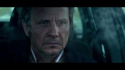 Bartłomiej Topa jako aktor wędrownej trupy teatralnej w filmie "Dziura w głowie". Zobacz zwiastun