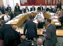 Szarpanina podczas przesłuchania! Rupert Murdoch zaatakowany